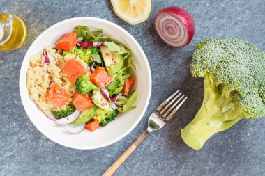 Brokoli, Balık ve quinoa ile sağlıklı salata