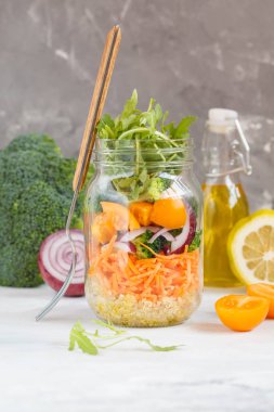 Bir kavanoz içinde sağlıklı sebze salatası