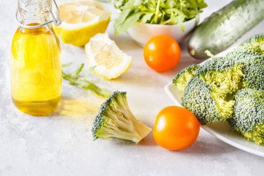 sağlıklı sebze salatası için malzemeler.