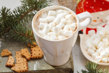 Noel kakao hatmi ile beyaz bir kupa