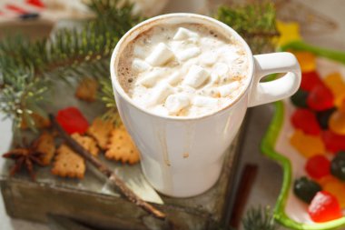 Noel kakao hatmi ile beyaz bir kupa