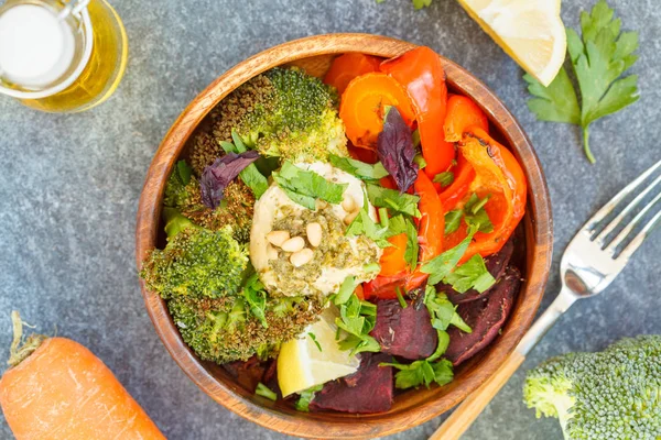 Vegetarische Salade van gebakken groenten met hummus — Stockfoto