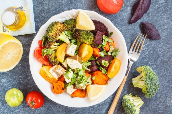 Vegetáriánus saláta, sült zöldség és tofu — Stock Fotó