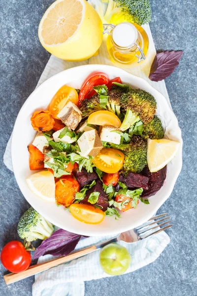 Vegetarisk Sallad med bakade grönsaker och tofu — Stockfoto