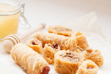 Bal ile geleneksel Arapça tatlı Baklava