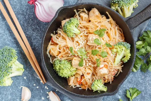 Fried vegan Pirinç Noodle tofu ve brokoli ile