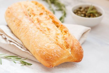 Taze ciabatta otlar ile 