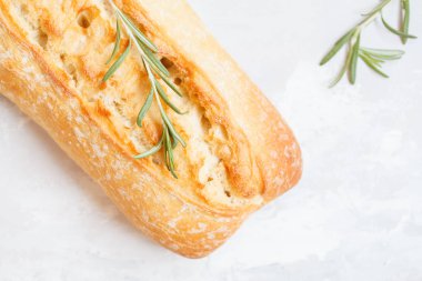 Hafif bir arka plan üzerinde otlar ile taze ciabatta