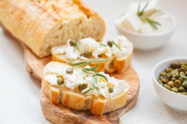 Ciabatta ve beyaz peynir ile taze sandviç 