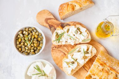 Ciabatta ve beyaz peynir ile taze sandviç 