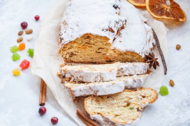 Noel stollen, açık renkli.