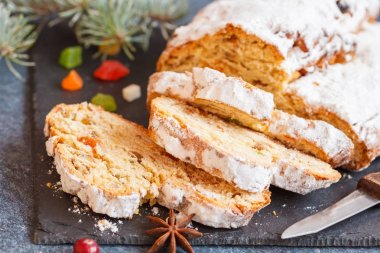 Noel stollen, koyu arka plan.