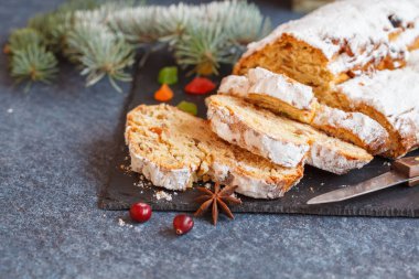 Noel stollen, koyu arka plan.