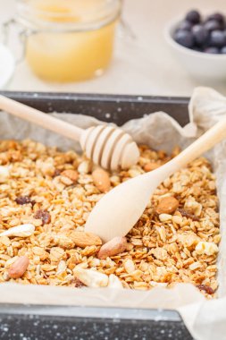Fındık ve bal ile pişmiş yulaf granola.