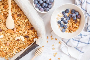 Yulaf granola ile fındık ve bal, süt ve ev yapımı yoğurt pişmiş