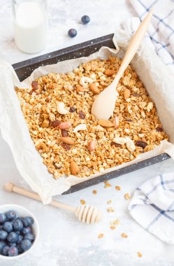 Fındık ve bal ile pişmiş yulaf granola.