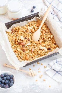 Fındık ve bal ile pişmiş yulaf granola.