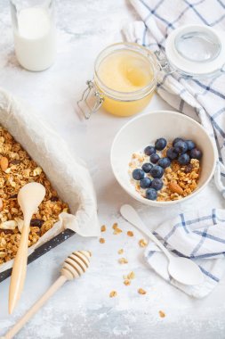 Yulaf granola ile fındık ve bal, süt ve ev yapımı yoğurt pişmiş