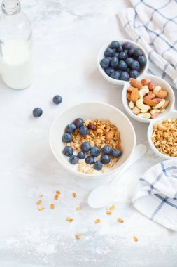 Yulaf granola ile fındık ve bal, süt ve ev yapımı yoğurt pişmiş