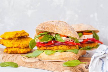 Mercimek, soya peyniri ve sebze vejetaryen Burger. 