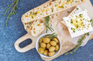 Yeşil Zeytin, beyaz peynir ve taze ciabata ahşap oyun tahtası
