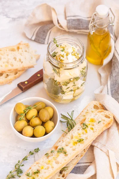 Yeşil Zeytin, beyaz peynir zeytin yağı bir kavanoz ve taze ciabatta ile — Stok fotoğraf