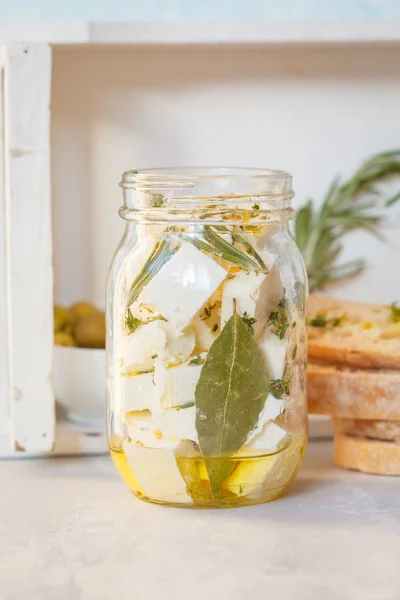 Ser feta z oliwy z oliwek i ziołami — Zdjęcie stockowe