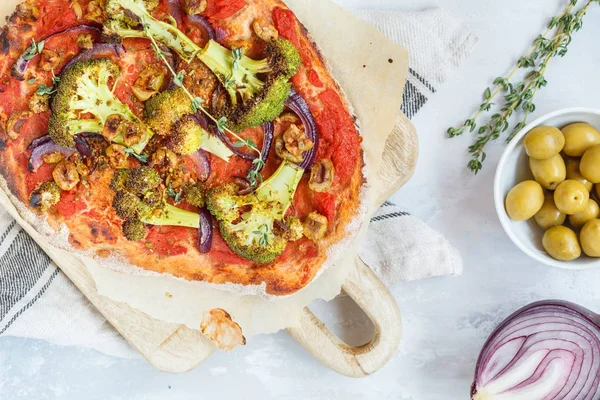 Домашняя вегетарианская пицца с брокколи и оливками — стоковое фото