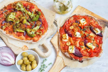 Beyaz peynir ve broccol ev yapımı vejetaryen sebze pizza