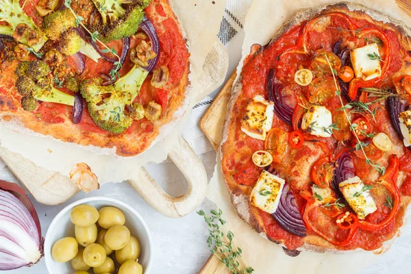 Домашняя вегетарианская овощная пицца с сыром фета и брокколем — стоковое фото