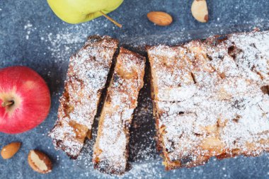 Elma ve yeni bir sayfa üzerinde fındık ile meyveli kek