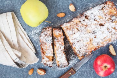 Elma ve yeni bir sayfa üzerinde fındık ile meyveli kek