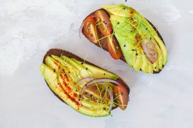 Sandviç avokado, Brüksel lahanası, domates, ışık arka plan, üst VI