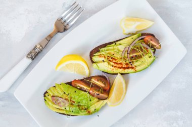 Sandviç avokado, Brüksel lahanası, domates, ışık arka plan, üst VI