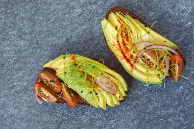 Avokado, Brüksel lahanası, domates, koyu arka plan, üst v ile sandviç