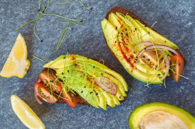 Avokado, Brüksel lahanası, domates, koyu arka plan, üst v ile sandviç