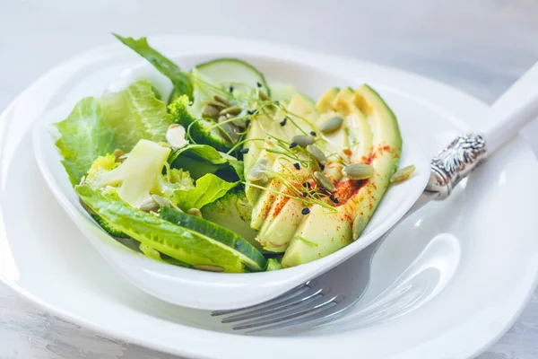 Зеленый салат с брокколи, капуста и авокадо, легкий фон — стоковое фото