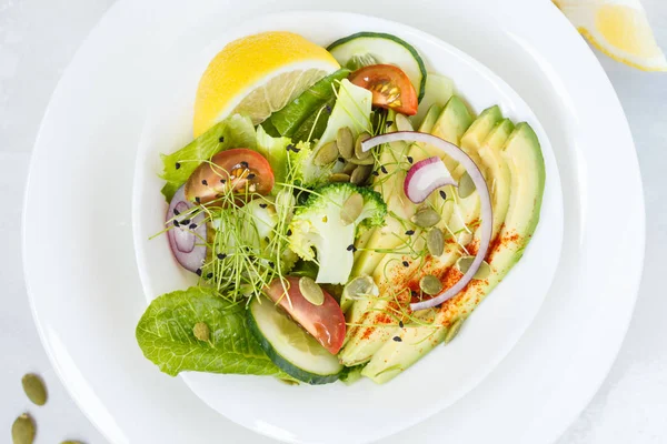 Healthy vegetable salad with avocado, broccoli, sprouts and toma — Stock Photo, Image