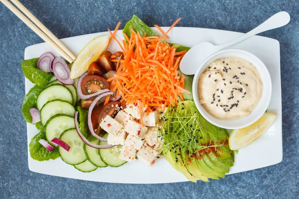 Veganská rainbow mísa se zeleninou, hummus a tofu. — Stock fotografie