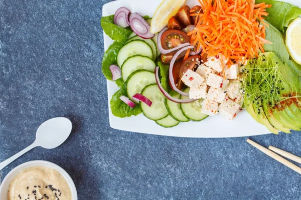 Tigela de arco-íris Vegan com legumes, húmus e tofu . — Fotografia de Stock