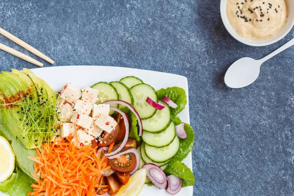 Tigela de arco-íris Vegan com legumes, húmus e tofu . — Fotografia de Stock