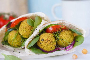 Falafel ve pide, taze sebze pişmiş makro