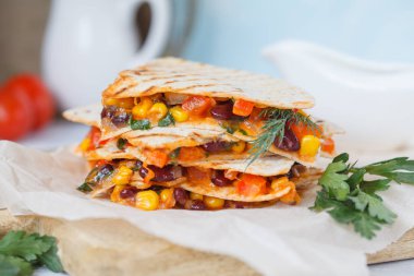 Vejetaryen quesadilla sebze ve peynir üzerinde ahşap bir boa