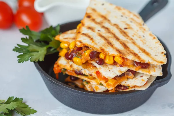 Vegetarian quesadilla with vegetables and cheese in cast iron fr — Stock Photo, Image