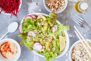 Pirinç, humus ve Brüksel lahanası ile yeşil sebze salatası