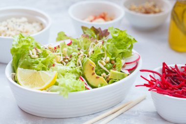 Yeşil sebze salatası filizi ile