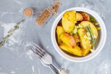 Biberiye ve yeşil soğan beyaz seramik f fırında patates