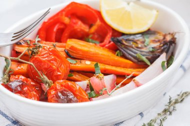 Sebze pişmiş: havuç, turp, soğan, domates ve biber