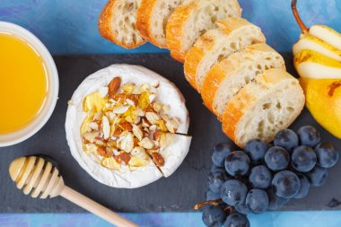 Tatlım, fındık, baget ve meyve ile Brie peyniri (camembert) 