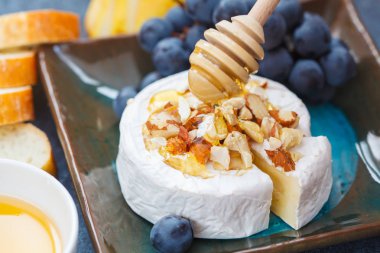 Tatlım, fındık, baget ve meyve ile Brie peyniri (camembert) 